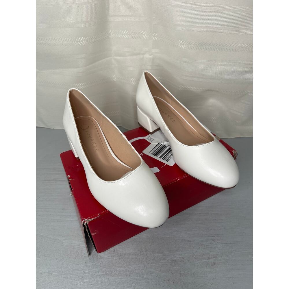 Journee Collection Saarii Round Toe Block Heel Pumps White Size 7 Wide - Picture 8 of 14